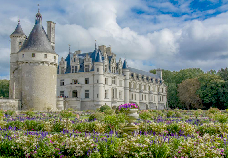 Château de Chenonceau entouré d'un jardin fleuri