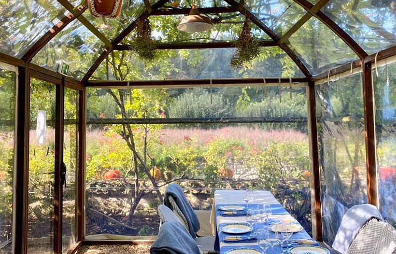 Table dressée pour le dîner au restaurant du Château du Rivau