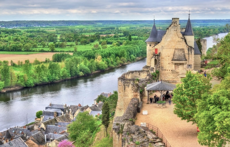 Château et remparts surplombant une rivière à Chinon, vallée de la Loire