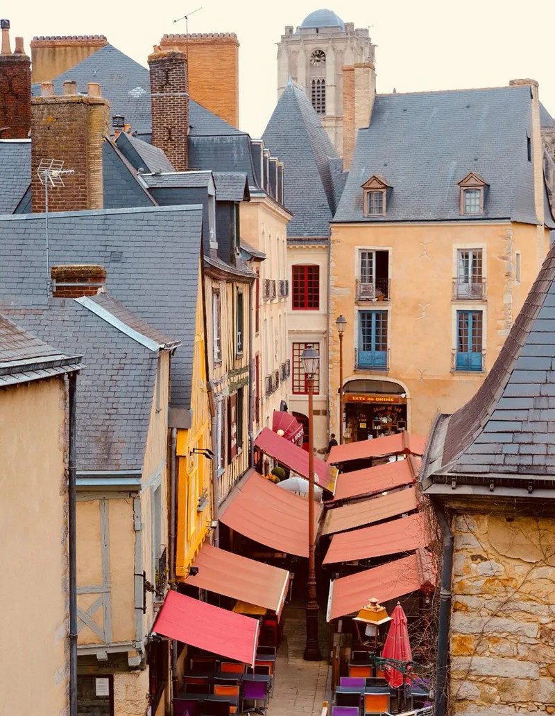 Le Mans est la ville idéale pour se promener et admirer l'architecture ancienne Vue sur les rues du Mans avec les toits en ardoise grise des bâtiments en pierre douce et les auvents rouges colorés des magasins