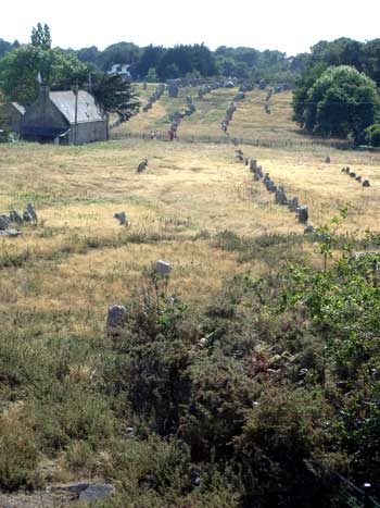 De longues files de centaines de pierres debout dans un champ près d'un chalet à Carnac, Bretagne