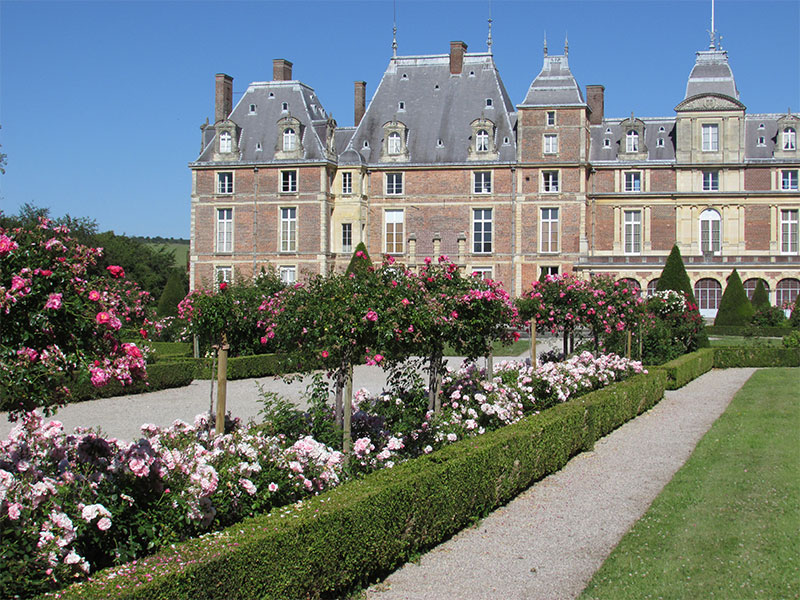 Toit imposant et façade majestueuse du Château Eu, Normandie