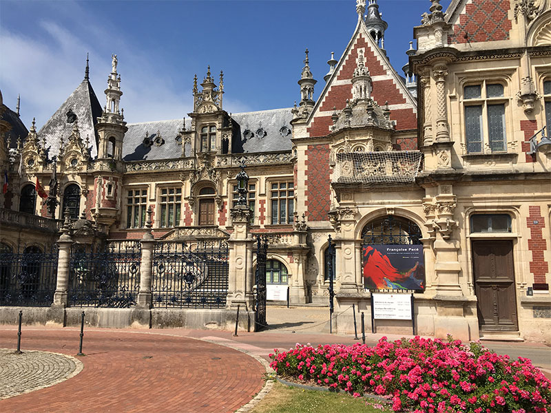 Imposante façade du palais bénédictin, Fécamp Normandie