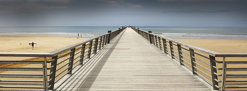 Vaste plage de sable avec une jetée en bois à St Jean de Monts, Pays de la Loire France