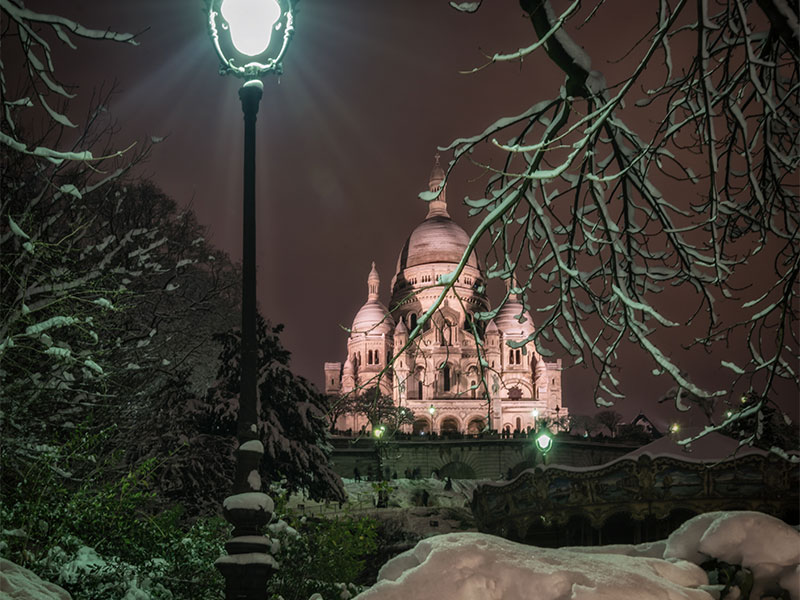 La Basilique du Sacré Coeur par une nuit blanche d'hiver... Photo : Wazim Basilique du Sacré Coeur, la pierre blanche qui brille lors d'une nuit enneigée
