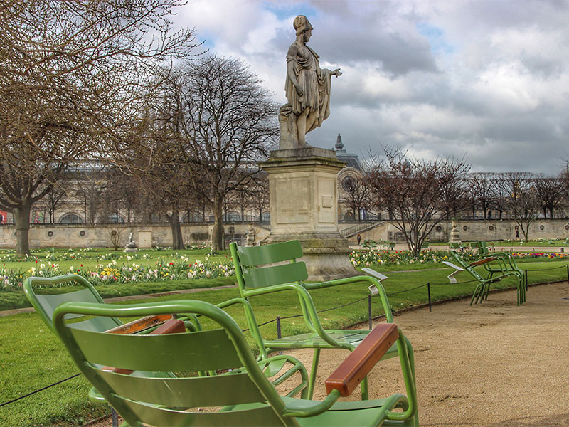 Journée de printemps nuageuse, chaises vert vif dans le jardin des Tuileries, Paris