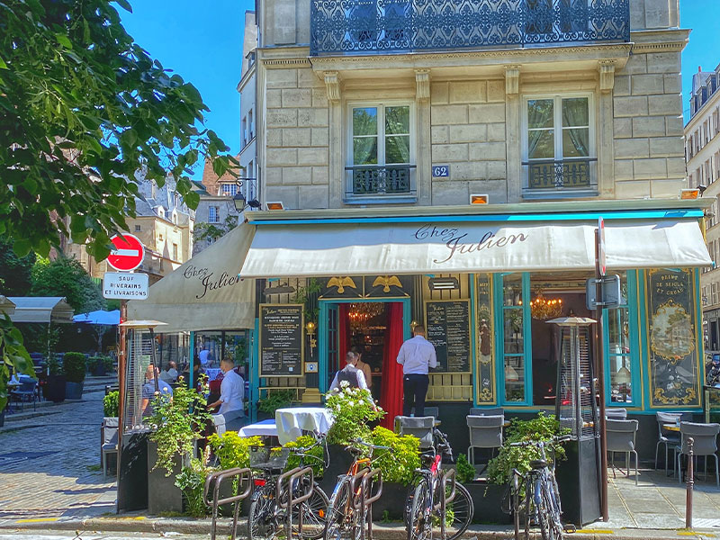 Restaurant Chez Julien Quartier du Marais, Paris par une journée ensoleillée de printemps