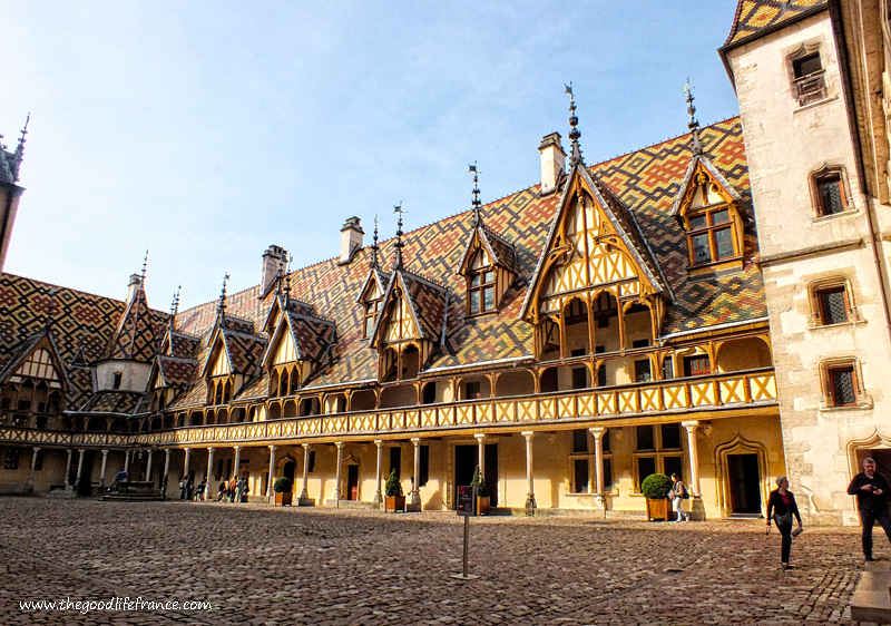 Hospices de Beaune Bâtiment des Hospices de Beaune, un hôpital médiéval au toit de tuiles colorées
