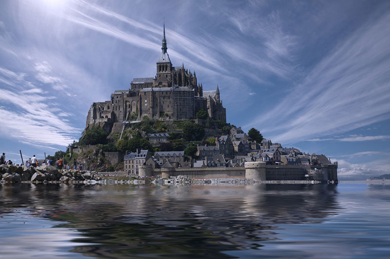 Le Mont Saint-Michel, une petite île remplie de bâtiments médiévaux et surmontée d'une abbaye