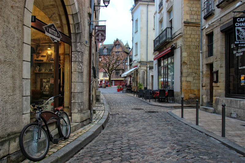 Rue pavée de Tours, vallée de la Loire, anciennes maisons à colombages et boutiques élégantes bordent la rue