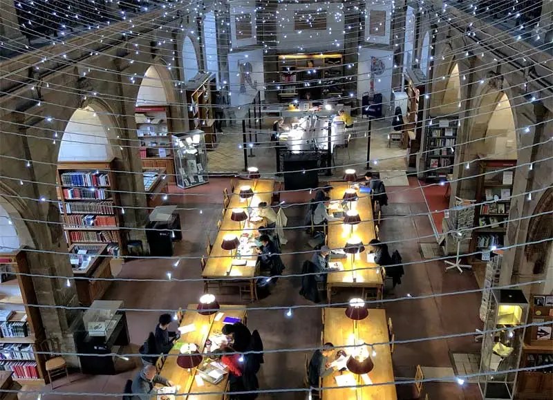 La belle salle de lecture de la bibliothèque de Dijon Lumières scintillantes au plafond de la salle de lecture de la bibliothèque de Dijon