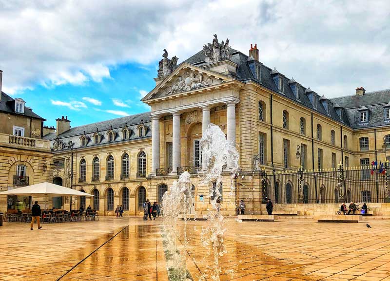 Palais des Ducs de Dijon sur la place de la Libération Fontaines sur une grande place pavée devant le Palais des Ducs à Dijon