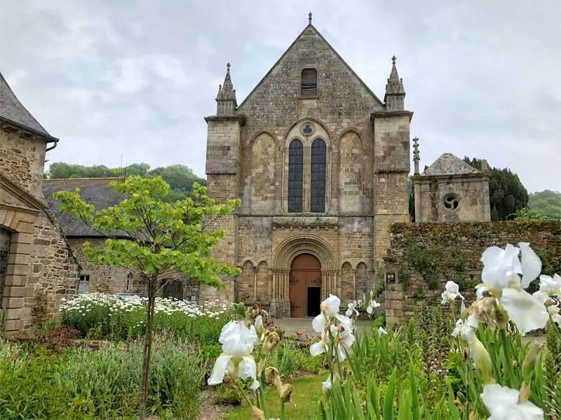 Abbaye et jardins de Léon, fleurs aux couleurs vives contre pierres anciennes