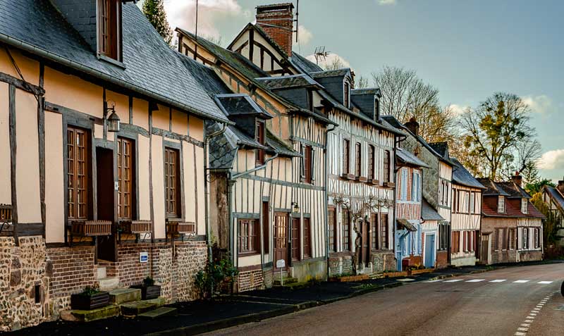 Rue bordée de maisons à colombages à Lyons-la-Forêt, Normandie