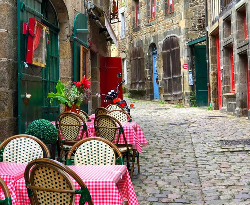 Rue pavée à Dinan en Bretagne