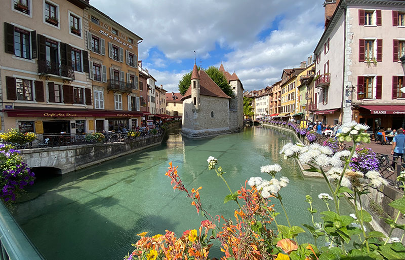 Vieille prison d'Annecy Bâtiment en pierre chapé par bateau dans le canal d'Annecy, autrefois prison de la ville