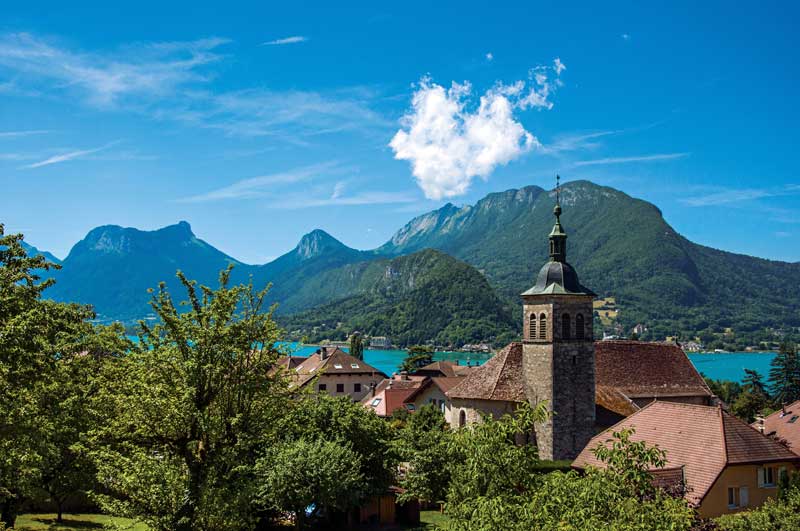Talloires Vue de Talloires, Haute-Savoie, clocher d'église avec fond de montagne