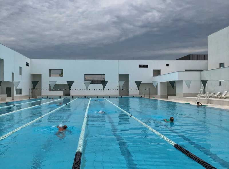Piscine art déco en pierre blanche sur fond de ciel d'orage dramatique au Havre