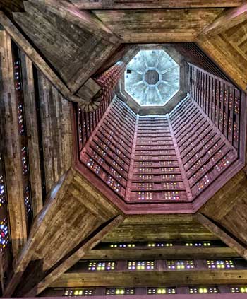 En regardant vers le haut dans la grande tour de l'église Saint-Joseph du Havre, des milliers de minuscules vitraux