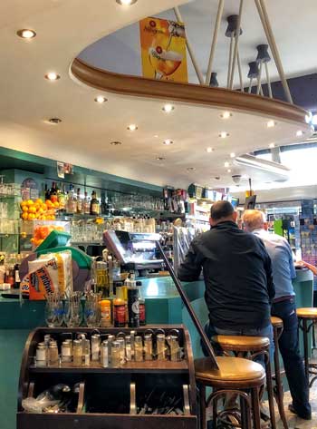 A l'intérieur d'un café des années 50 au Havre, bar tout en courbes aux couleurs vives