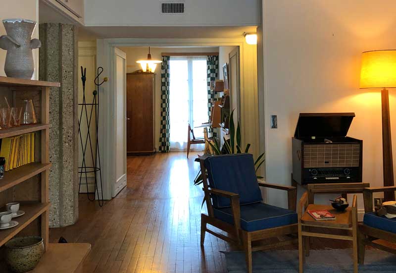 Intérieur de l'appartement témoin de style années 40 d'Auguste Perret au Havre, mobilier moderne en kit