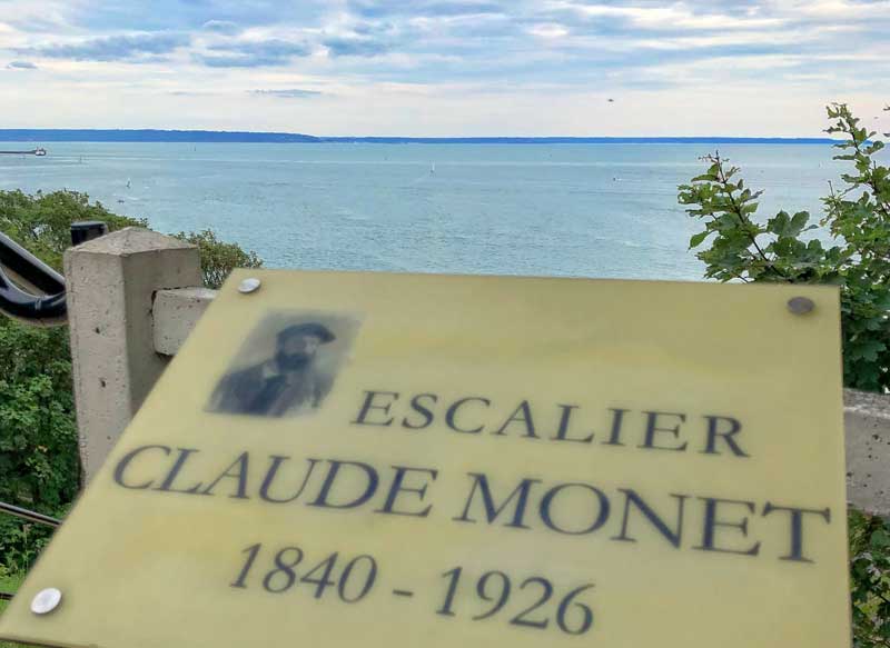 Panneau de rue de l'allée Claude Monet menant à la plage du Havre