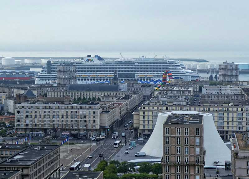 Port du Havre par temps nuageux depuis le haut de la mairie un immense bateau de croisière au port