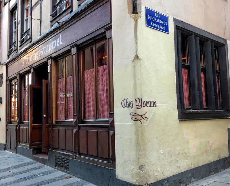 Façade du célèbre restaurant alsacien traditionnel Chez Yvonne à Strasbourg