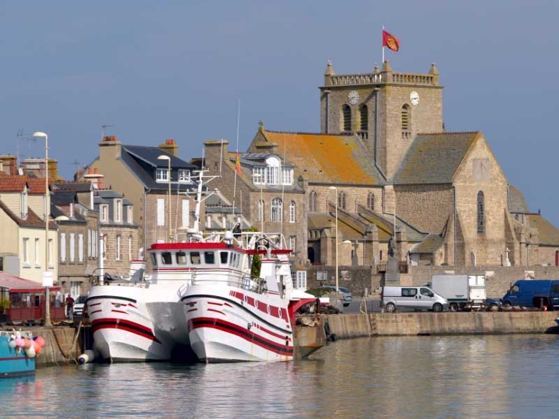 Bateaux dans un charmant vieux port, Barfleur sur la côte normande