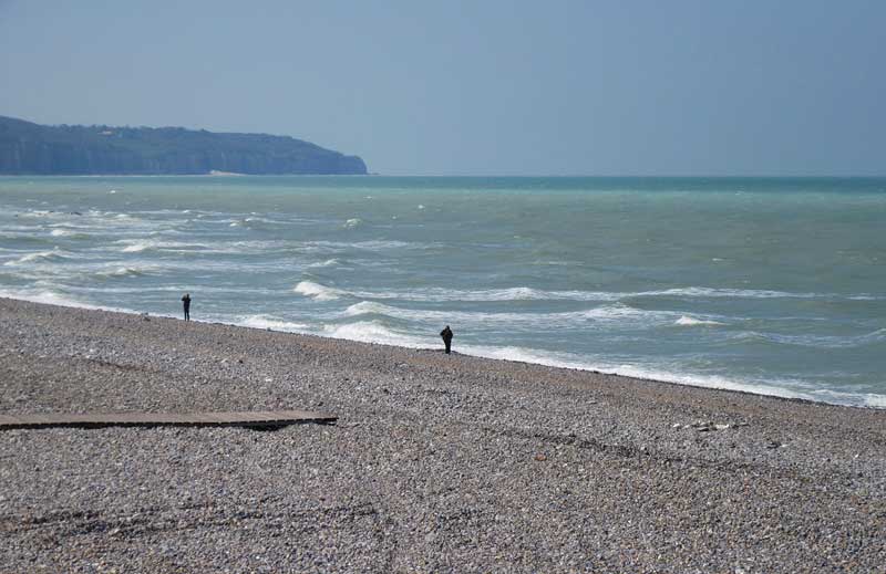 Plage de galets, falaises de la Côte d'Albâtre en arrière-plan, Dieppe, Normandie