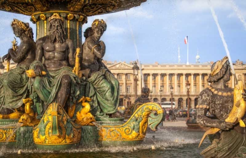 Belle fontaine avec statues sur la place de la Concorde, Paris