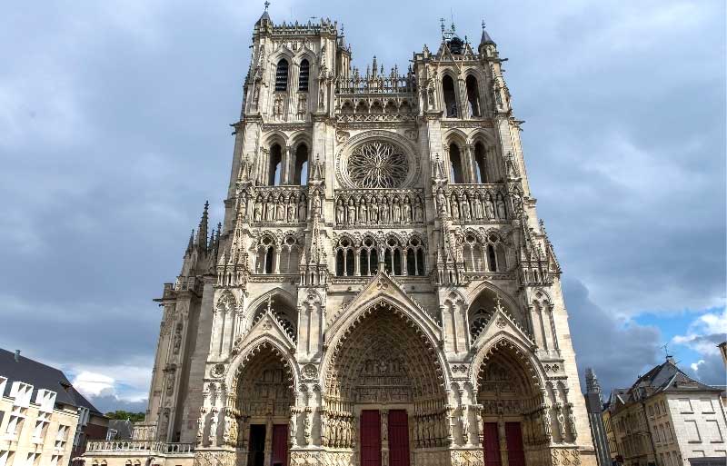 Cathédrale d'Amiens, la façade sculptée dans des détails exquis