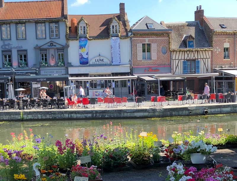 Canal bordé d'étals de marché à Amiens