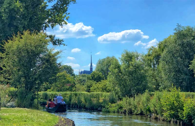 Bateau sur les canaux des incroyables jardins flottants d'Amiens