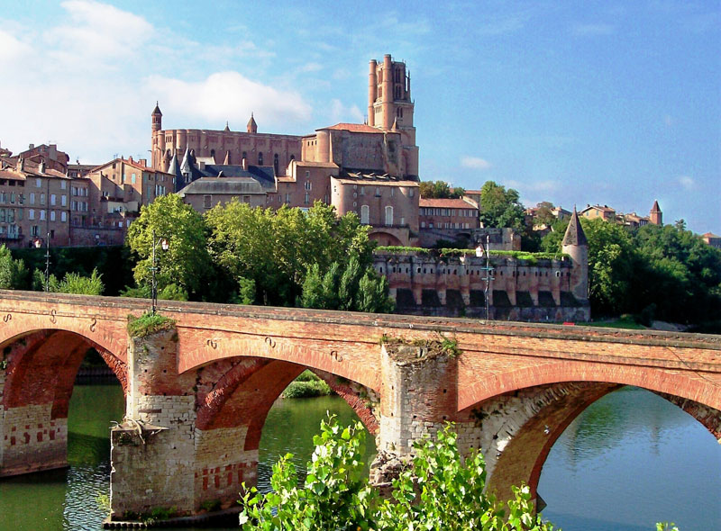 Pont en pierre en arc dans la ville d'Albi, dans le sud de la France