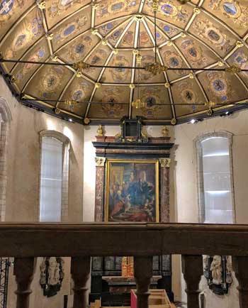 Musée de l'Hospice de la Comtesse, Lille Plafond magnifiquement doré au Musée de l'Hospice de la Comtesse Lille