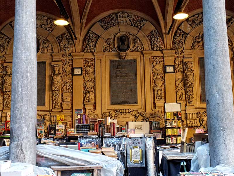 Le marché du livre d'occasion de Lille dans l'ancienne Bourse Ancienne arcade avec des stands de livres d'occasion répartis dans la vieille ville de Lille