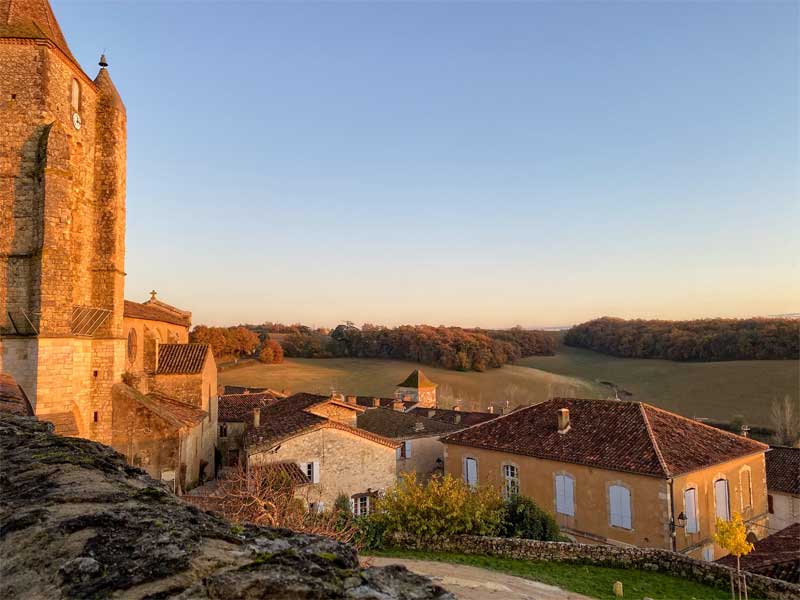 Vue depuis le château de Lavardens, Gers surplombant une campagne de collines et de forêts