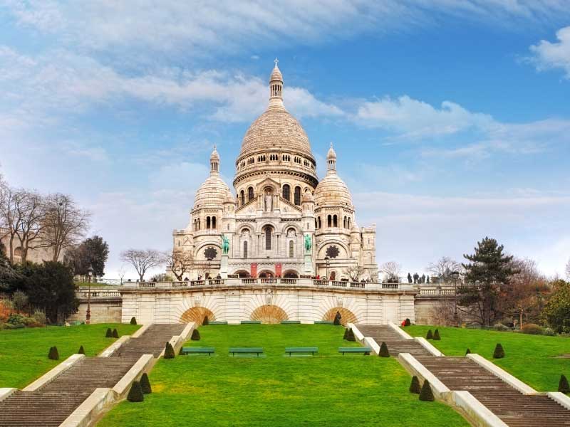 Vue de l'église du Sacré-Cœur au sommet d'une colline, vue du bas de la colline, marches menant vers le haut