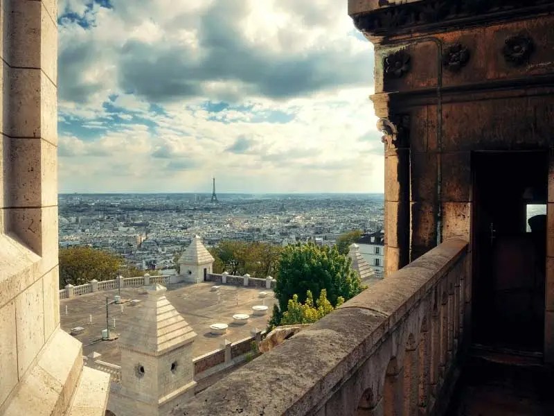 Vue sur Paris, la Tour Eiffel au loin, depuis le sommet de la Basilique du Sacré-Cœur de Paris