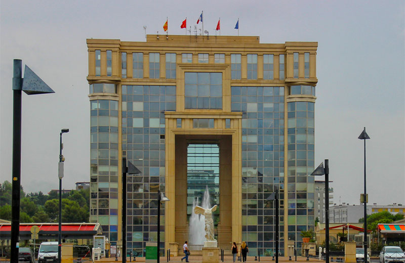 Grand bâtiment en verre dans le quartier moderne de Montpellier