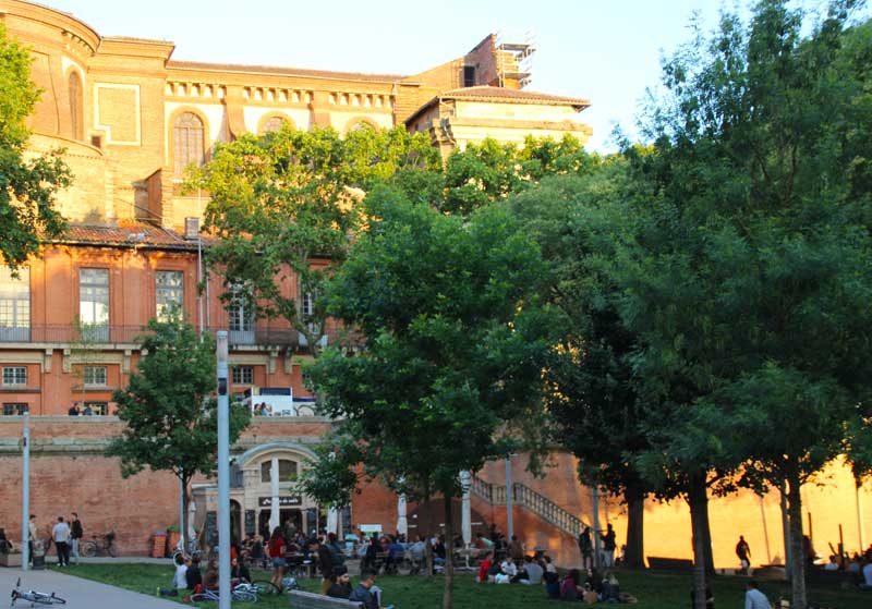 Immense bâtiment en briques rouges au bord du Pont Neuf, Toulouse