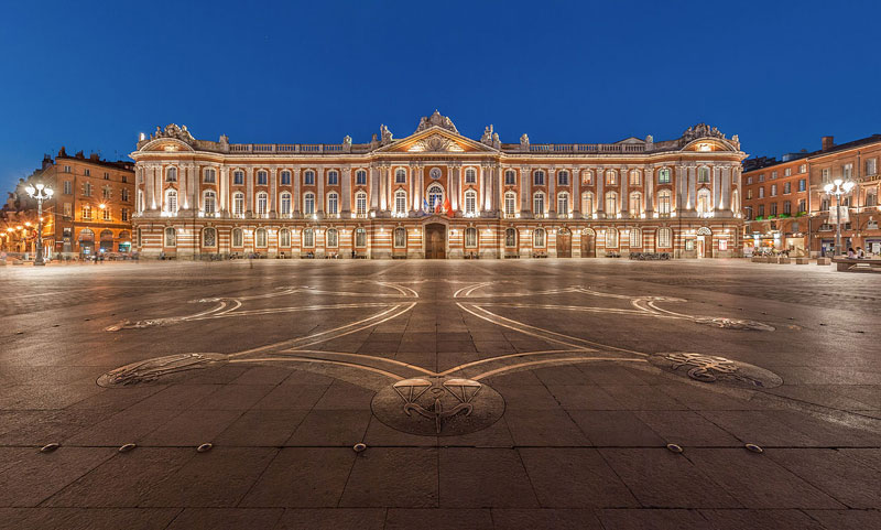 La vaste place Place du Capitole, Toulouse au crépuscule