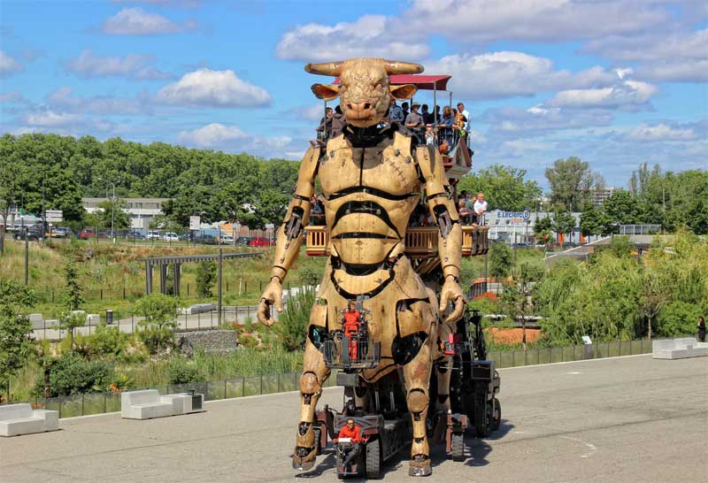 Énorme Minotaure mécanique, mi-homme, mi-taureau à Toulouse