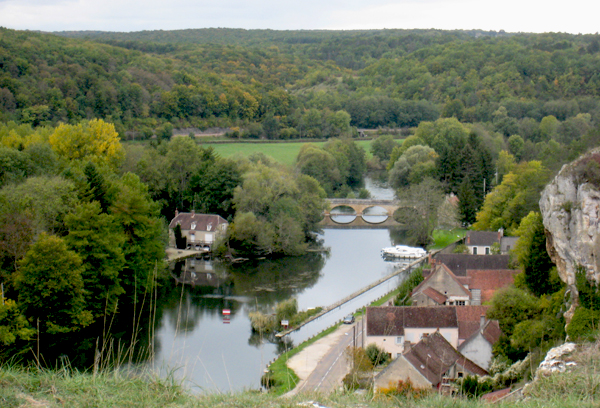 Belle campagne le long du canal de Bourgogne croisière fluviale en Bourgogne