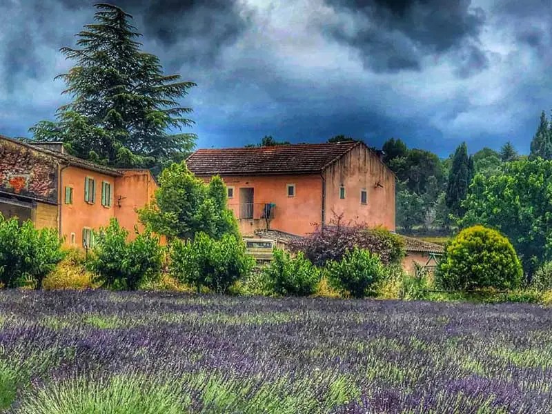 Ciel d'été orageux sur les maisons orange de Bonnieux, Provence