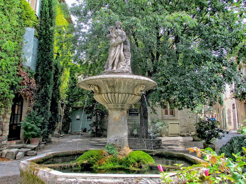Fontaine sur la place principale de Saignon, Provence