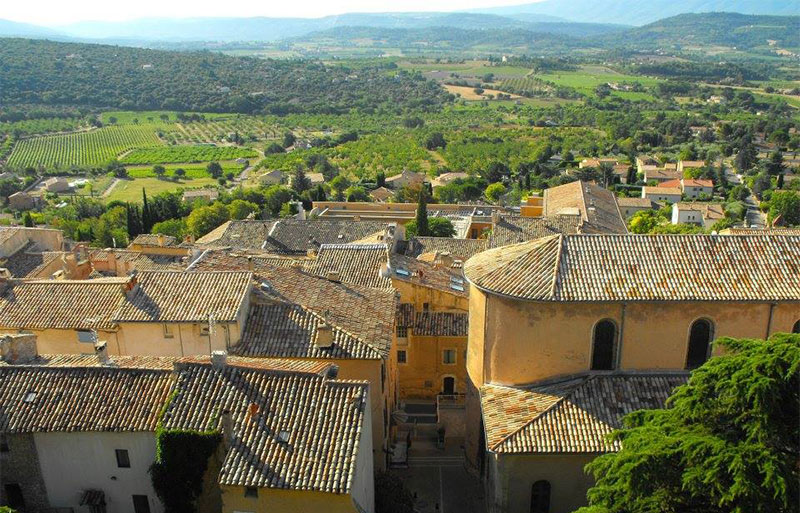 Vue sur les toits de la ville perchée de Saint-Saturnin-les-Apt, Provence