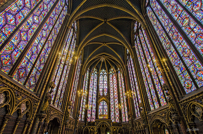Des centaines de vitraux dans la chapelle voûtée de la Sainte-Chapelle à Paris