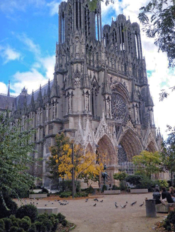 La cathédrale de Reims au printemps, imposante et gothique
